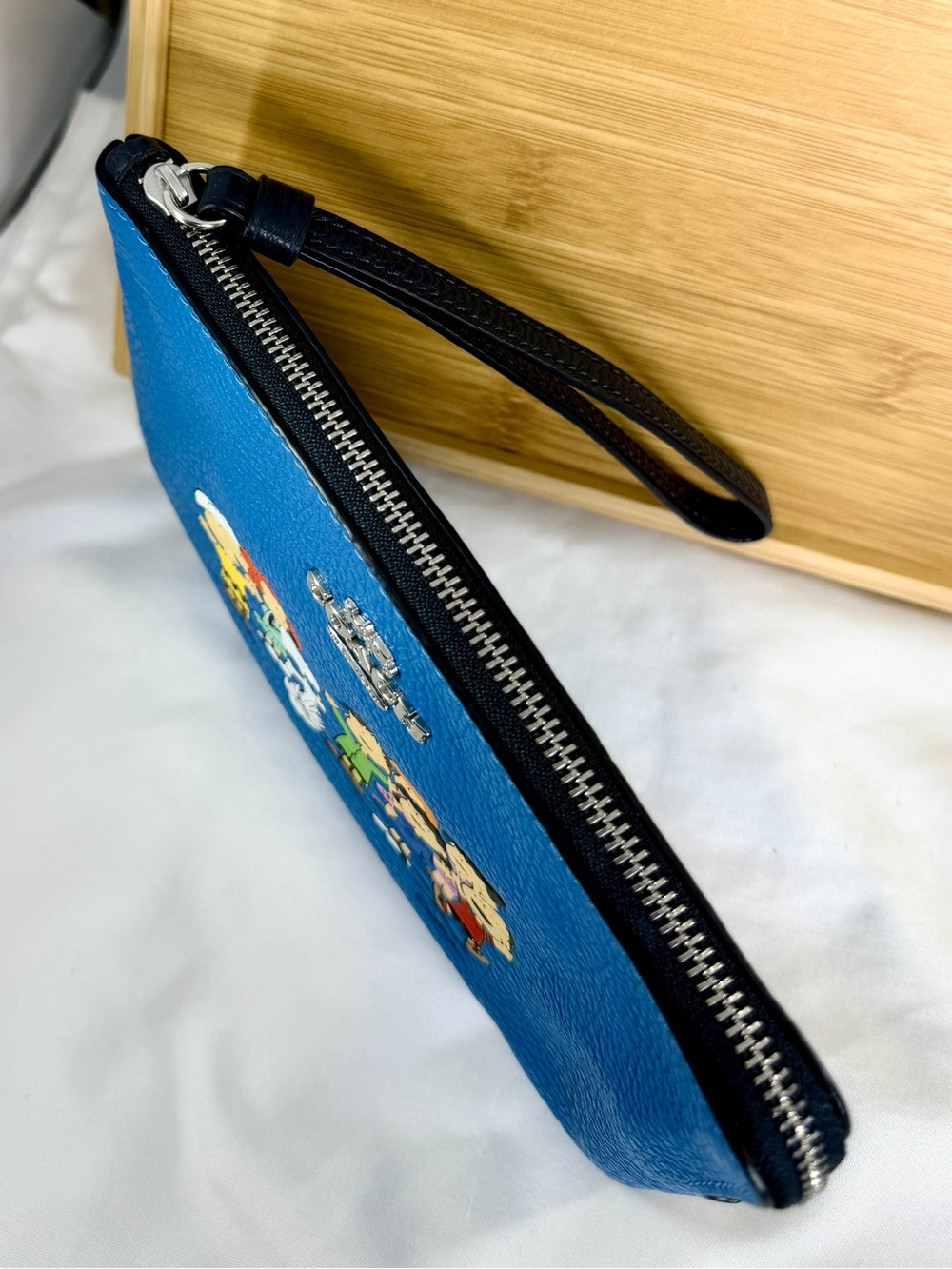 COACH X Peanuts Snoopy & Friends Blue Large Corner Zip Wristlet Clutch Phone - Picture 7 of 9